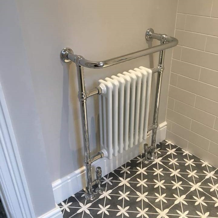 673mm (w) x 963mm (h) Old Colwyn Traditional Towel Rail - close up